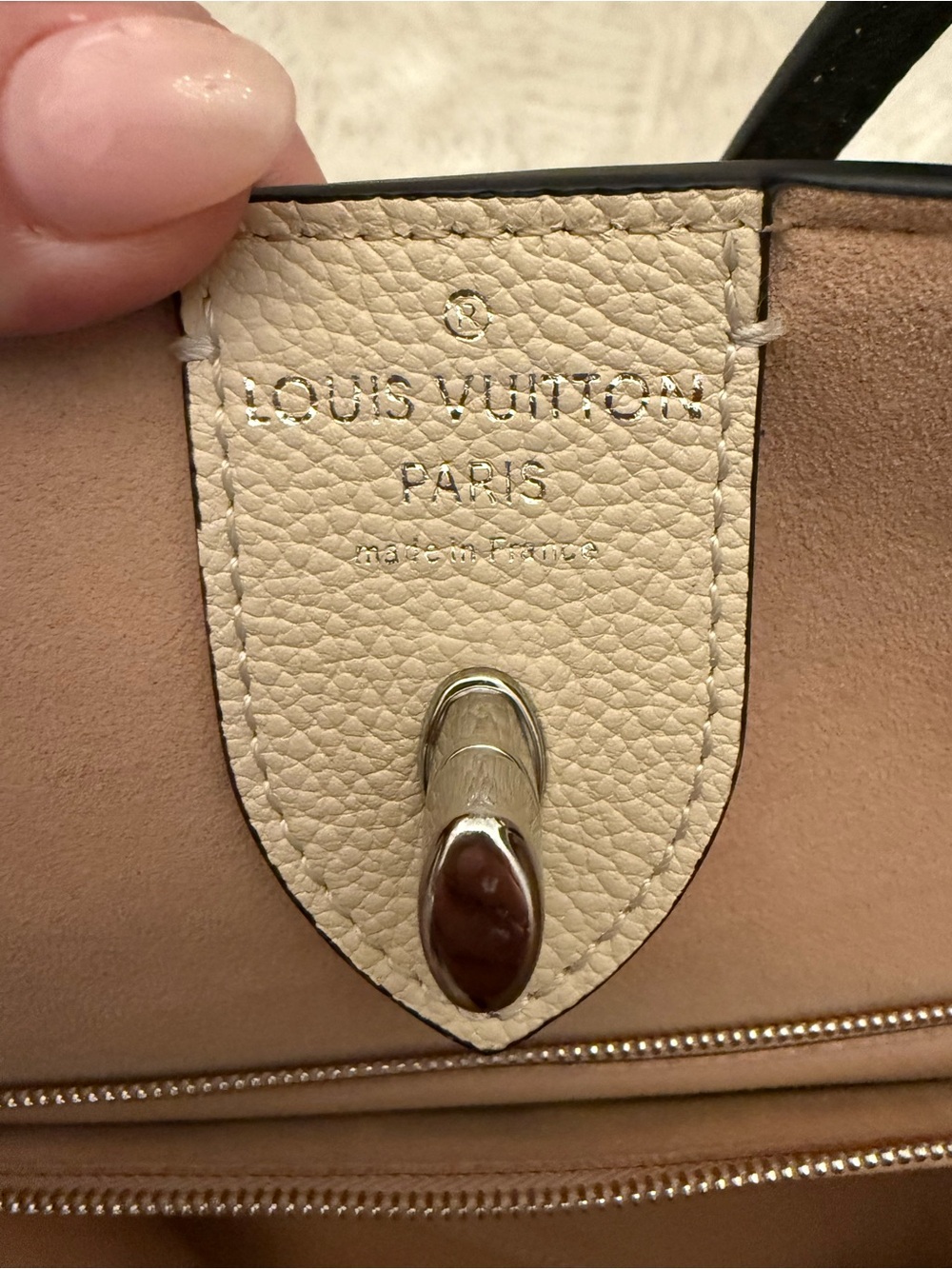 The Louis Vuitton Lockme Cabás Black and Beige crafted from soft calfskinleather - Picture 3 of 16